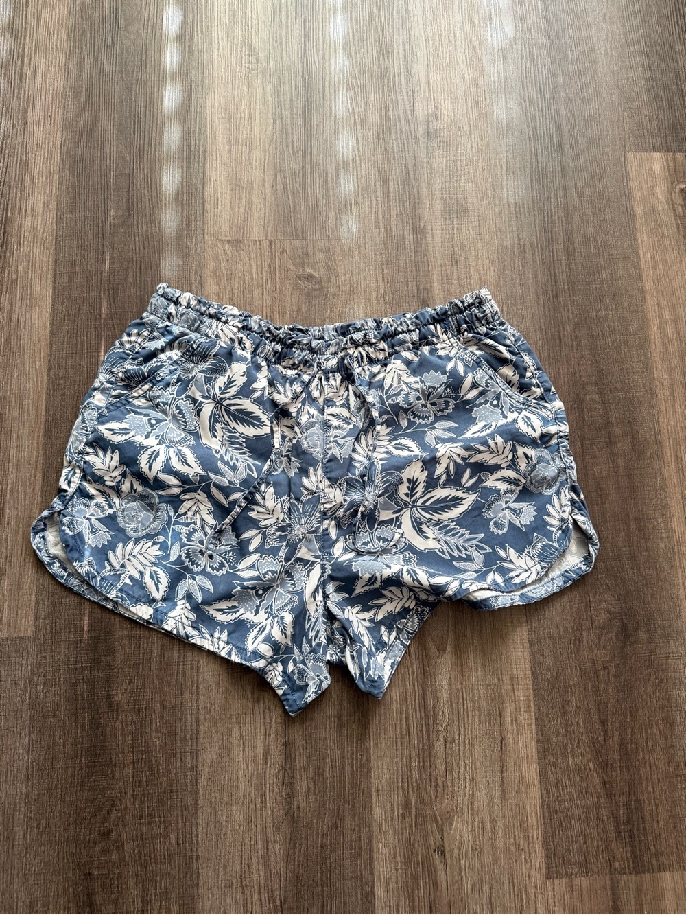 American Eagle Outfitters Blue Floral Elastic Waist Athletic Shorts